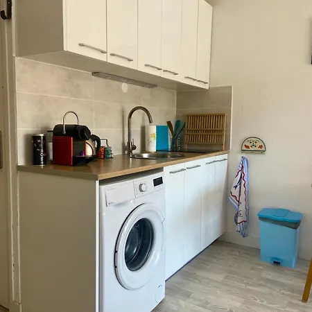A 200 M De La Renove Avec Loggia Апартаменты *